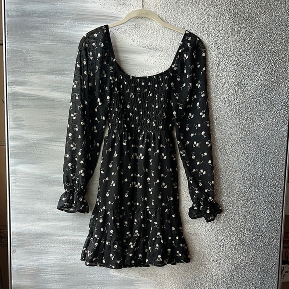 Black and White Ruched Scoop Neck Sundress - Picture 3 of 7